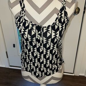 Ladie’s geometric pattern tank